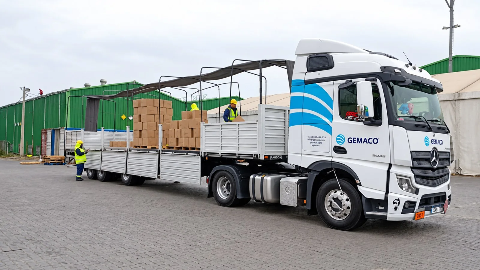 Equipo de Gemaco con carga sobre semirremolque baranda